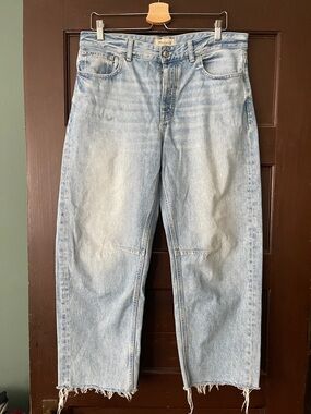 Madewell Women’s Darted Barrel Buttoned Fly Cropped Jeans with Raw Hem